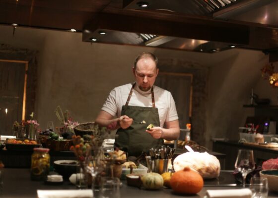 a chef working in a restaurant wondering what type of chef makes the most money